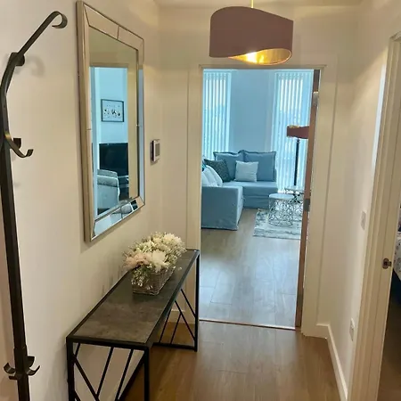 Spacious Urban Gem Apartment With Parking Bracknell Exterior photo