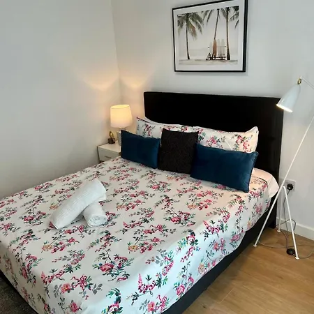 Spacious Urban Gem Apartment With Parking Bracknell Exterior photo