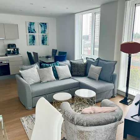 Spacious Urban Gem Apartment With Parking Bracknell Exterior photo