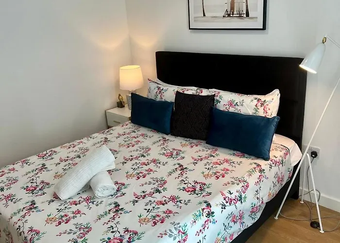 Spacious Urban Gem Apartment With Parking