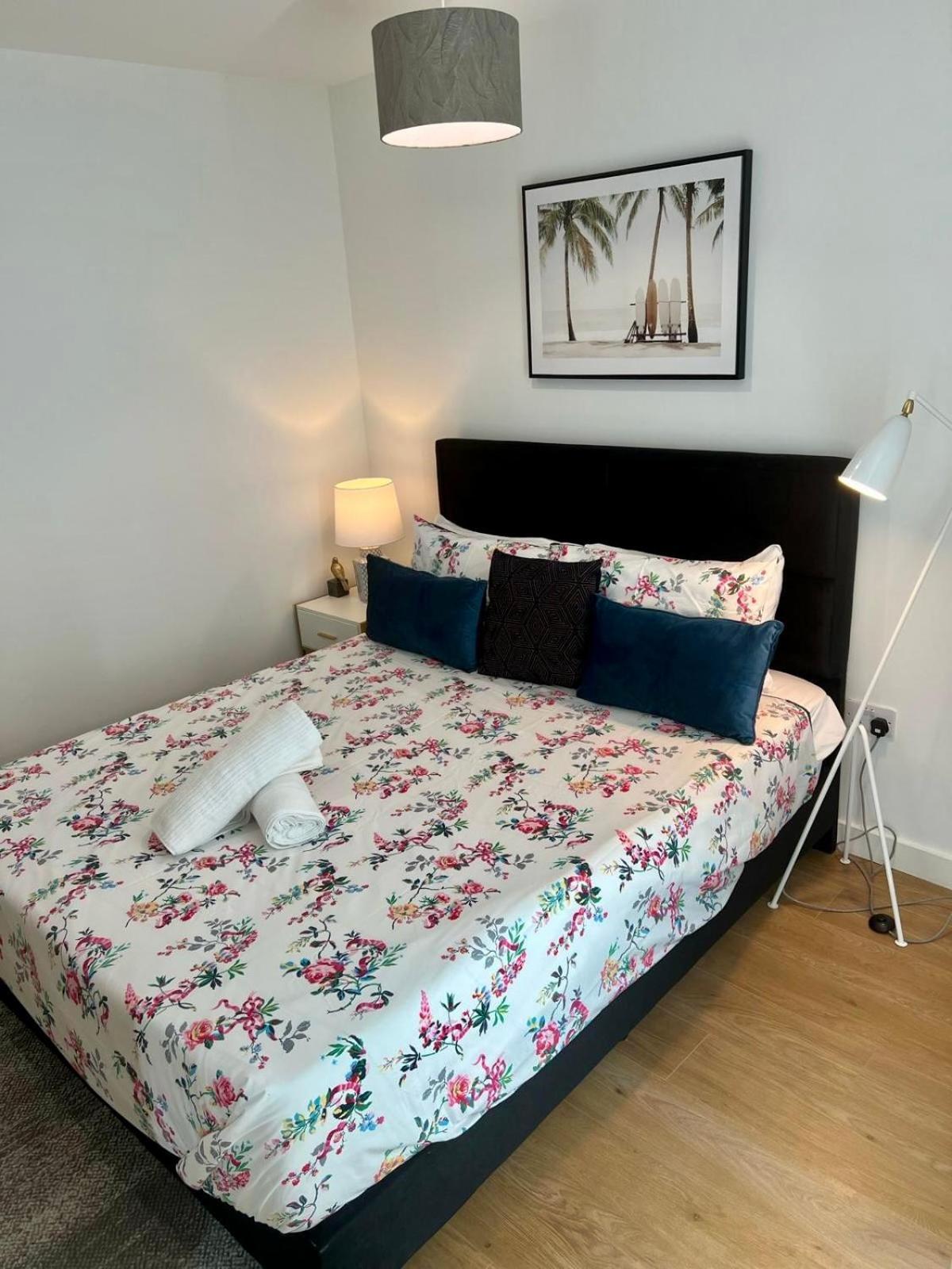 Spacious Urban Gem With Parking Apartment Bracknell