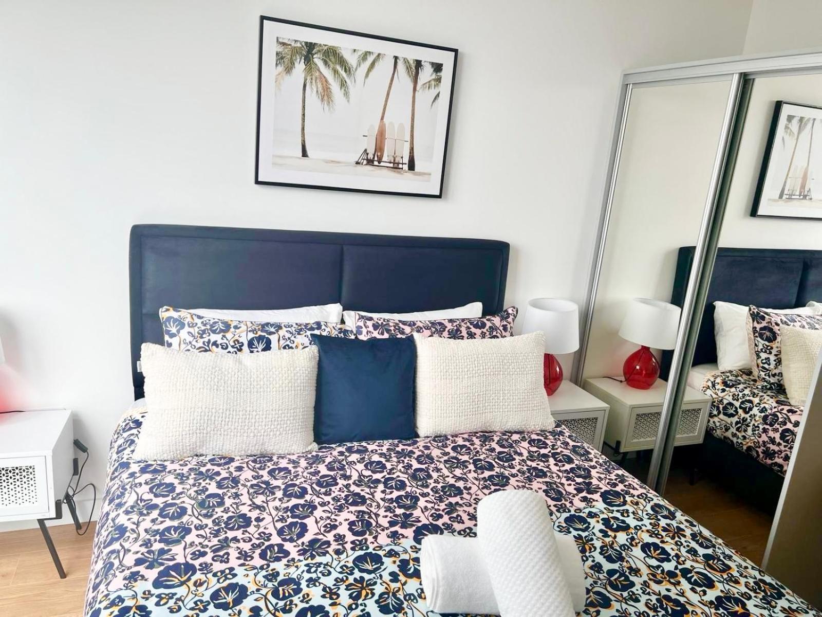 Spacious Urban Gem With Parking Bracknell