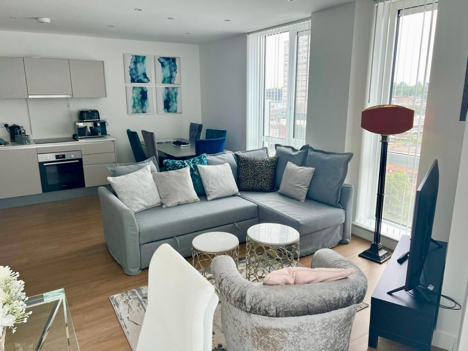 Apartment Spacious Urban Gem With Parking Bracknell